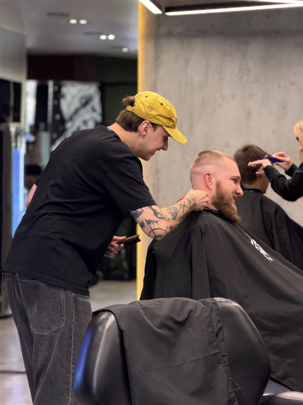Барбер за роботою — Barber Brothers